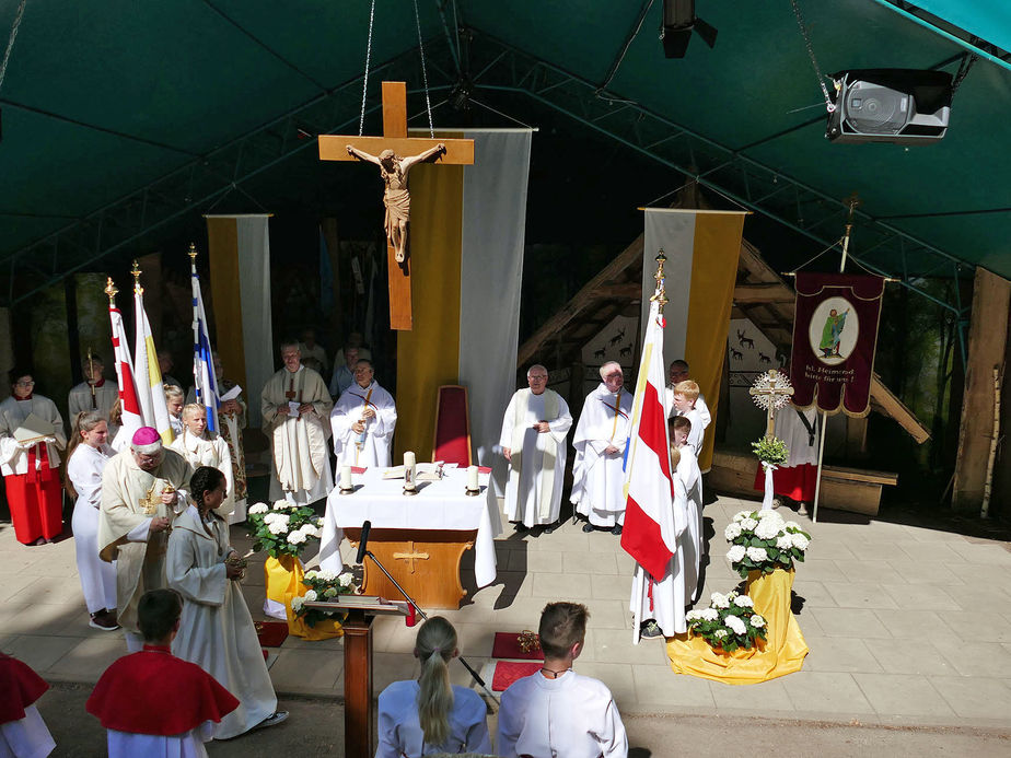 Festgottesdienst zum 1.000 Todestag des Heiligen Heimerads auf dem Hasunger Berg (Foto: Karl-Franz Thiede)